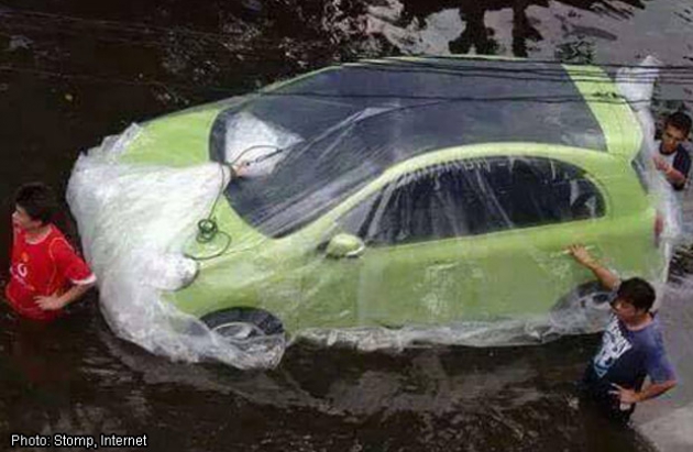 Heboh, Aksi Bungkus Mobil Pria asal Negeri Jiran