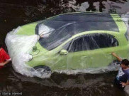Heboh, Aksi Bungkus Mobil Pria asal Negeri Jiran