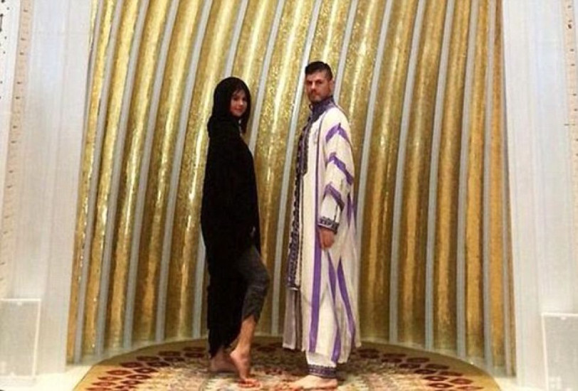 Kunjungan Selena Gomez ke Masjid Abu Dhabi Jadi Kontroversi