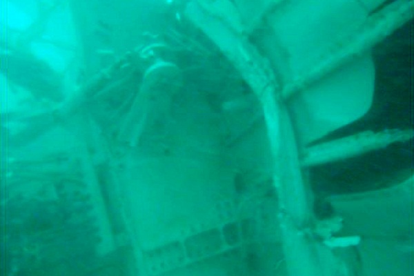 Ekor Pesawat AirAsia QZ8501 Ditemukan