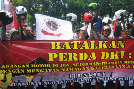 Puluhan Tukang Ojek Geruduk Balaikota dan DPRD