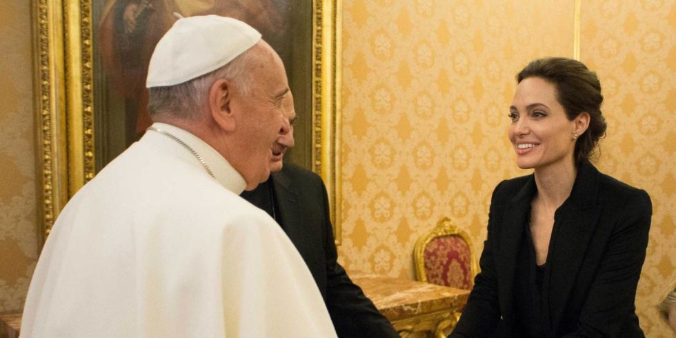 Angelina Jolie Adakan Pertemuan Pribadi dengan Paus Francis