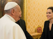 Angelina Jolie Adakan Pertemuan Pribadi dengan Paus Francis