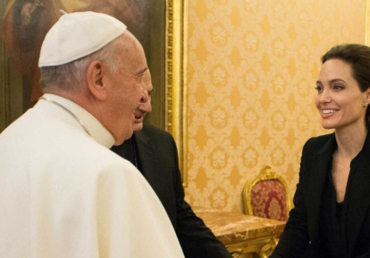 Angelina Jolie Adakan Pertemuan Pribadi dengan Paus Francis