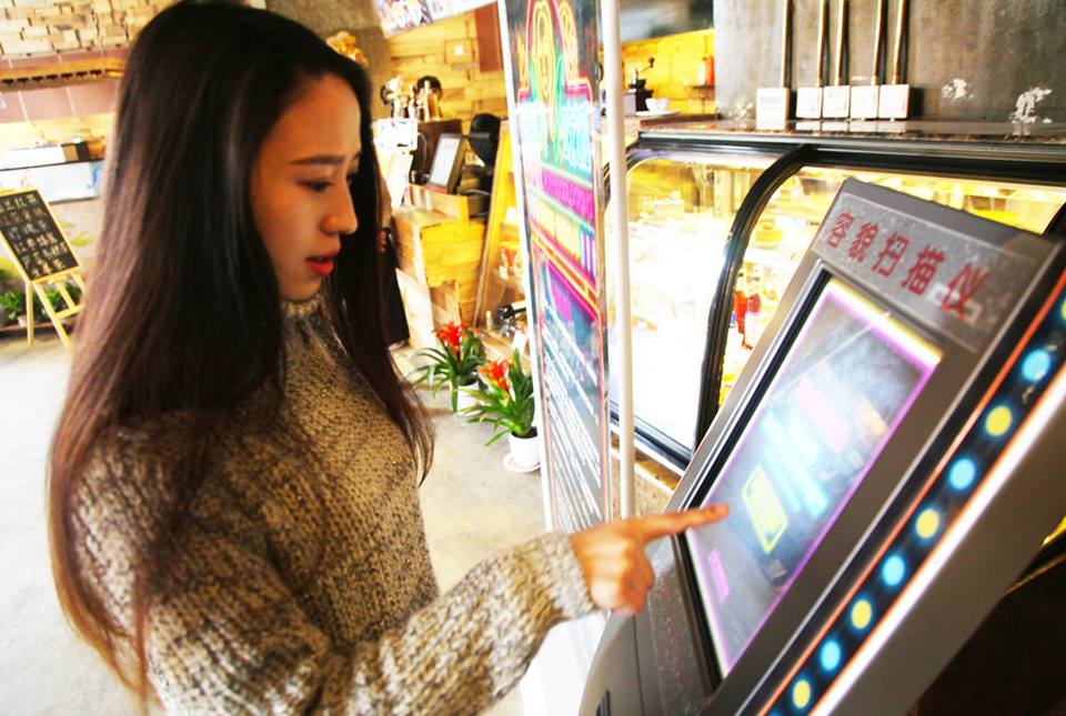 Makan Siang Gratis Khusus Wanita Cantik