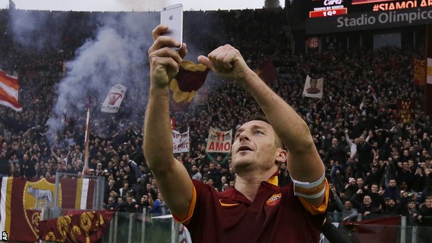 Cetak Rekor, Francesco Totti Berfoto Selfie
