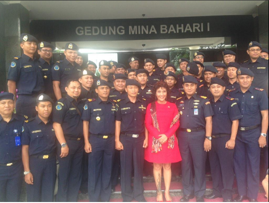 Menteri Susi Tampil Menawan dengan Rok Berwarna Merah