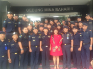 Menteri Susi Tampil Menawan dengan Rok Berwarna Merah