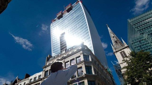 Gedung Pencakar Langit Lelehkan Mobil Jaguar