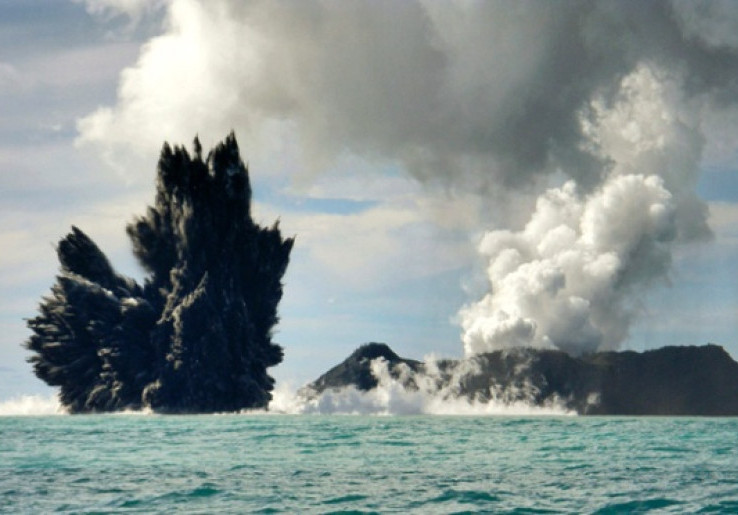 Gunung Bawah Laut 'Hunga Tonga-Hunga Ha'apai' Meletus