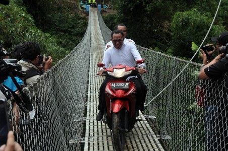 Didampingi Bupati Wonosobo, Menaker Resmikan Jembatan Gantung