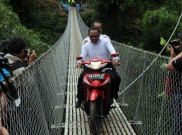 Didampingi Bupati Wonosobo, Menaker Resmikan Jembatan Gantung
