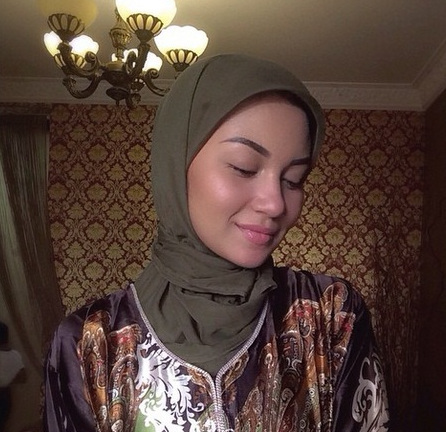 Si Cantik Ariel Tatum, Kini Berhijab?