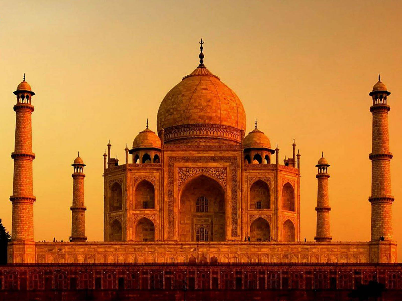 Taj Mahal Menguning Akibat Asap Kotoran Sapi
