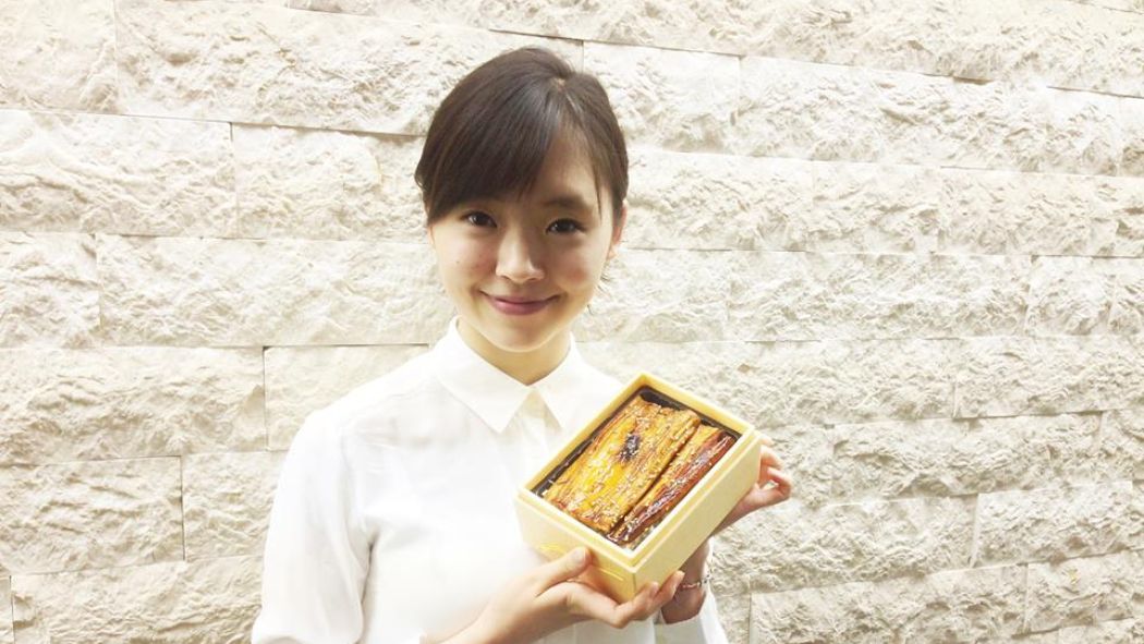 Model Cantik Menjadi Pengantar Makanan di Jepang