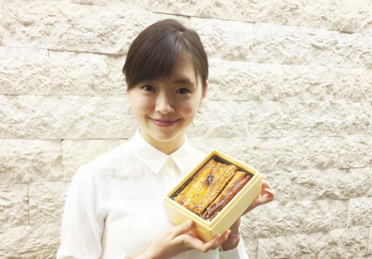 Model Cantik Menjadi Pengantar Makanan di Jepang