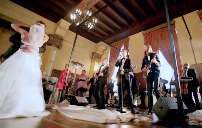 Wooow Pesta Nikah Jadi Heboh, Maroon 5 Bikin Pengantin Ini Histeris