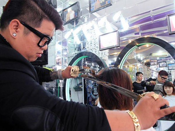Trend Potong Rambut Pakai Samurai Heboh di Vietnam 