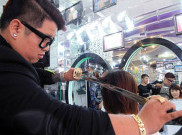 Trend Potong Rambut Pakai Samurai Heboh di Vietnam 