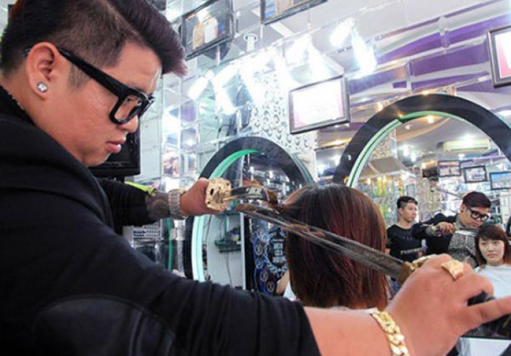 Trend Potong Rambut Pakai Samurai Heboh di Vietnam 