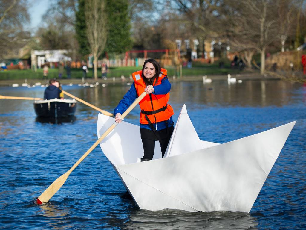 Uniknya Perahu Origami Raksasa