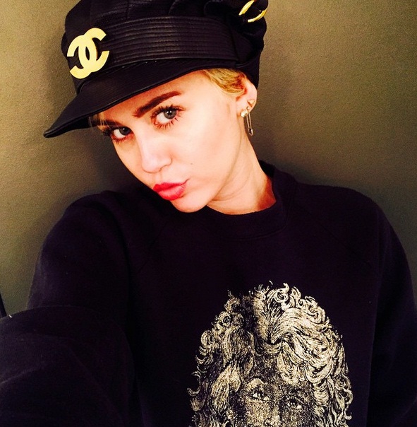 OMG Usir Haters dengan jalan Binal, Miley Cyrus Masturbasi di Instagram?