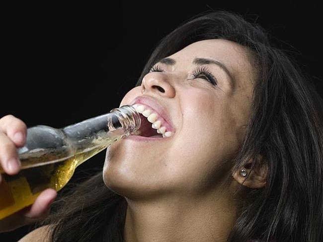 Banyak Bekerja, Banyak Minum Alkohol?
