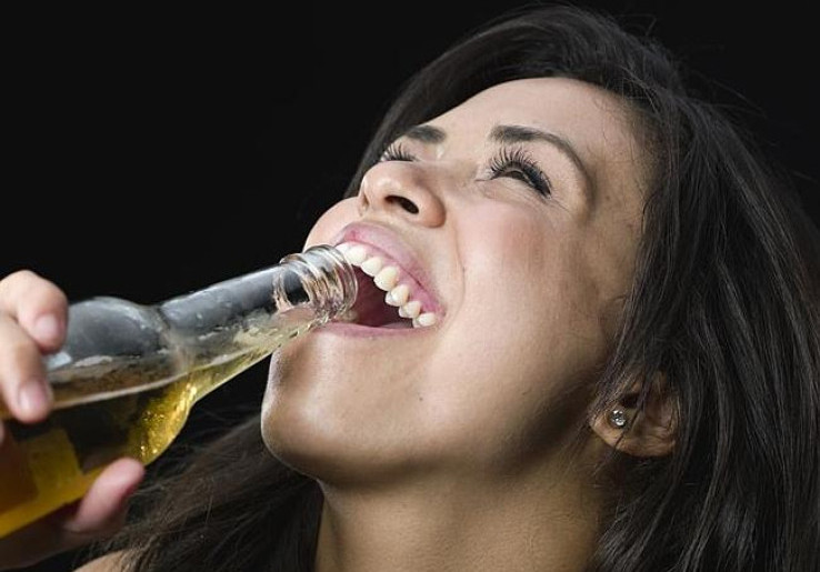 Banyak Bekerja, Banyak Minum Alkohol?