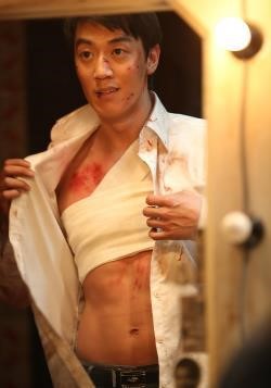Kim Rae Won Pamer Tubuh Kekarnya di