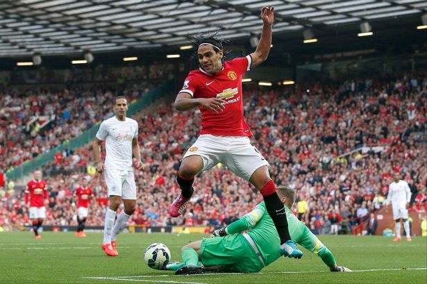 Falcao dikritik, Van Gaal Pasang Badan