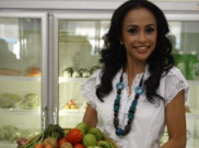 Melly Manuhutu Melayat ke Rumah Bob Sadino