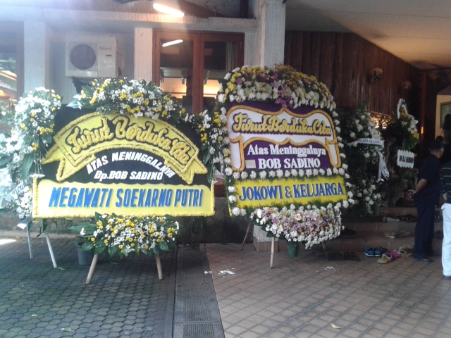 Puluhan Karangan Bunga Hiasi Rumah Bob Sadino