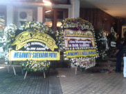 Puluhan Karangan Bunga Hiasi Rumah Bob Sadino
