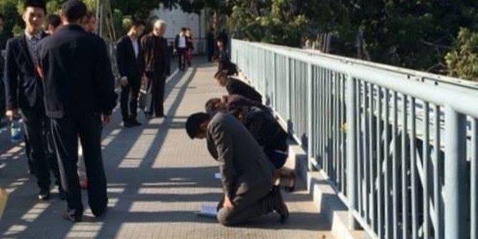 Tak Selesaikan Tugas, Karyawan di Tiongkok Dipaksa Berlutut