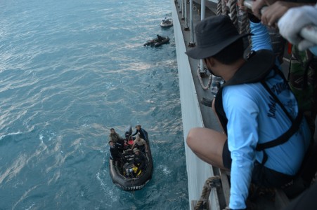 Penyelam TNI AL Berhasil Evakuasi 6 Jenazah Korban AirAsia QZ8501