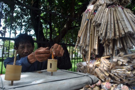 Mainan Dalam Negeri Masih Banyak Dijual di Pasar Gembrong