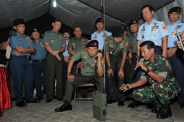  Panglima TNI Tinjau Gelar Alat Komlek