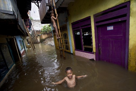 Antisipasi Sampah & Banjir, Pemkot Jaktim Siagakan 250 Petugas Kebersihan