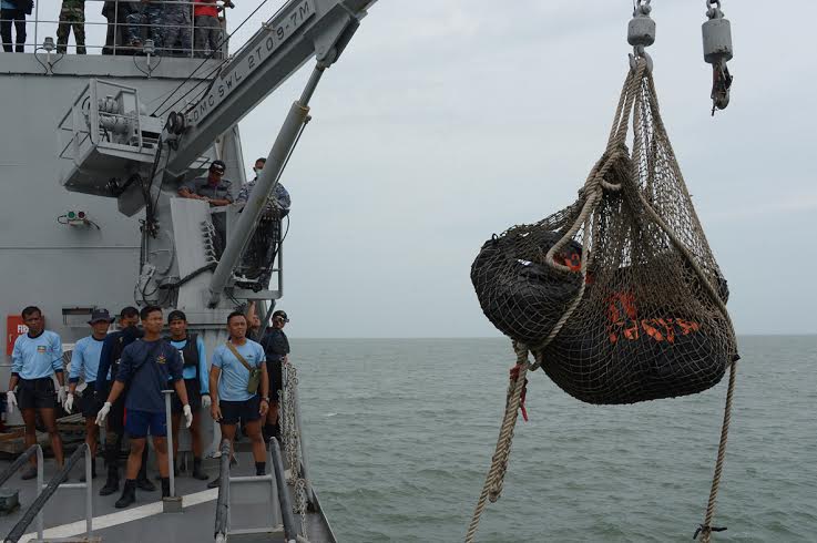 Tim Penyelam TNI AL Kembali Evakuasi 4 Jenazah Korban AirAsia QZ8501