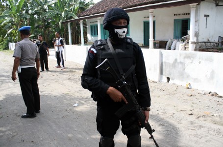 Densus 88 Antiteror Bawa 6 Terduga Teroris Poso ke Jakarta