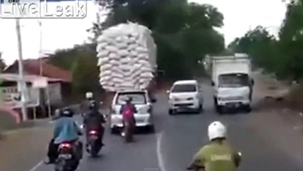 Sebuah Truk Terguling Karena Kelebihan Muatan
