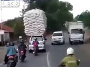 Sebuah Truk Terguling Karena Kelebihan Muatan