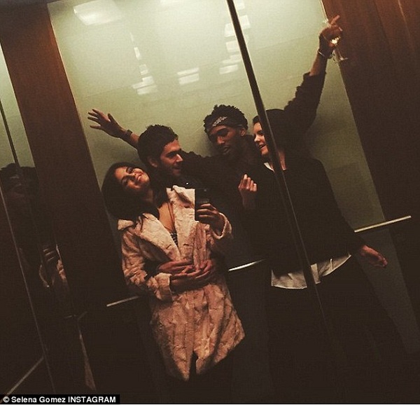 Selena Gomez Dalam Pelukan DJ Zedd