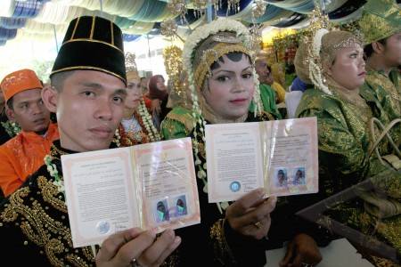 Pasangan Lulusan SMA ini Kembali Ikut Nikah Massal