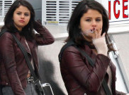 Selena Gomez Ketahuan Merokok