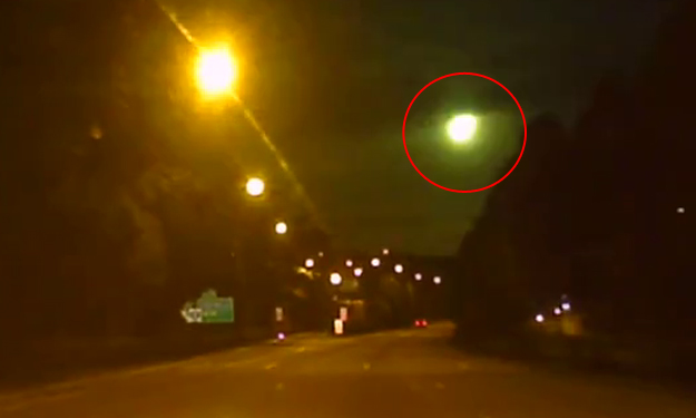 Heboh, Ada Cahaya Misterius di Langit Singapura