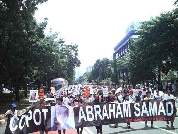 Minta Abraham Samad Dipecat, Ratusan Orang Demonstran Geruduk Istana Negara