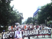 Minta Abraham Samad Dipecat, Ratusan Orang Demonstran Geruduk Istana Negara