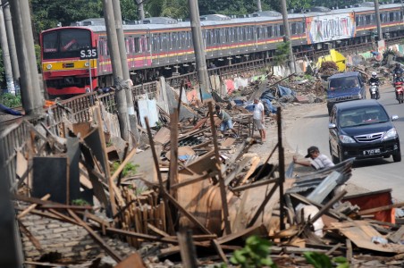 Aparat Gabungan Gusur 157 Bangunan Liar di Lenteng Agung