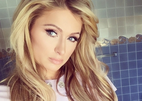 Heboh Foto Topless Paris Hilton Saat Liburan di Bali